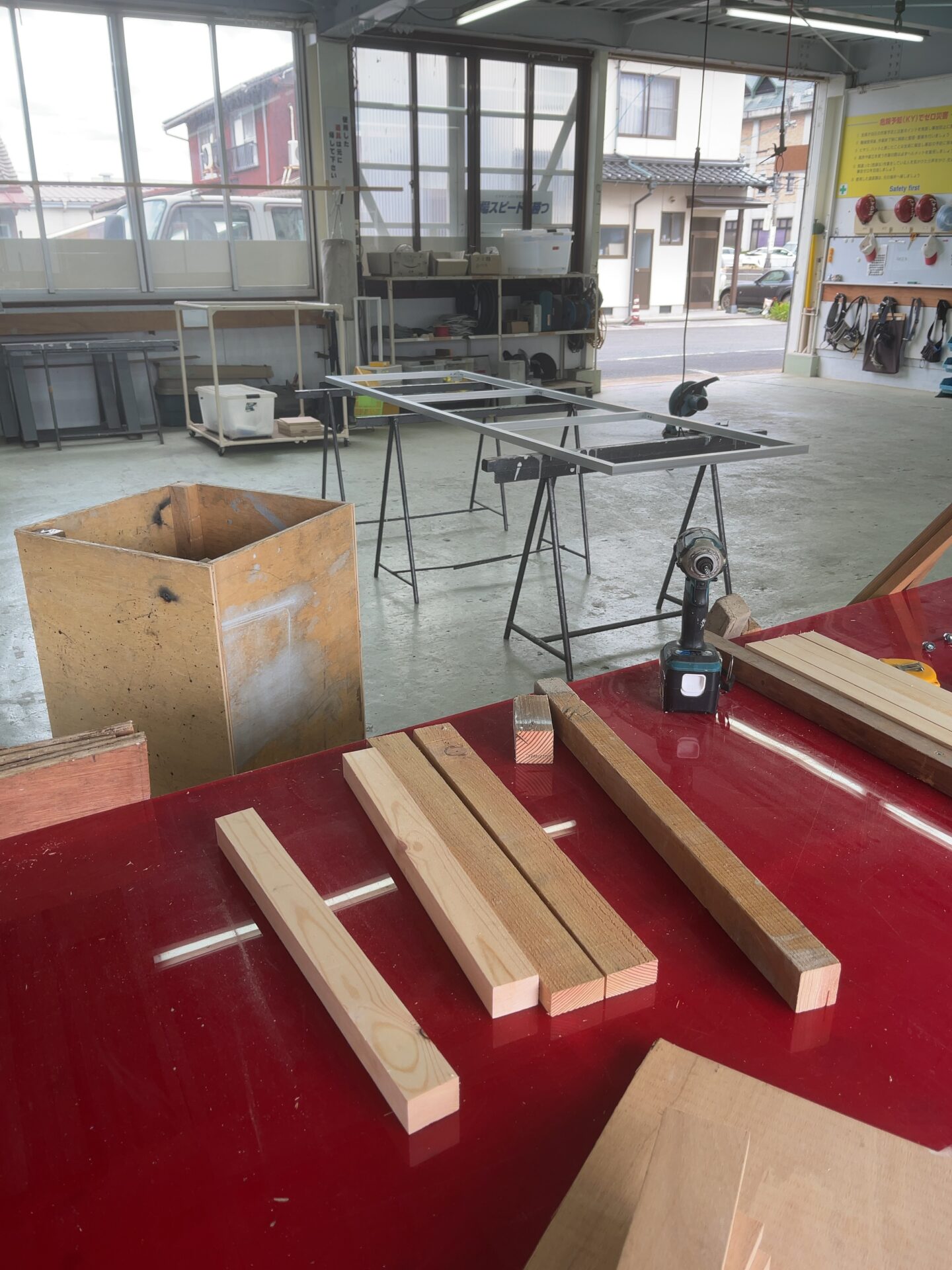 看板の基礎コンクリートを入れる枠を製作しました🙌