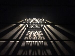 模様入りガーデンライトが壁に美しい光と影を映し出すナイトガーデンの演出